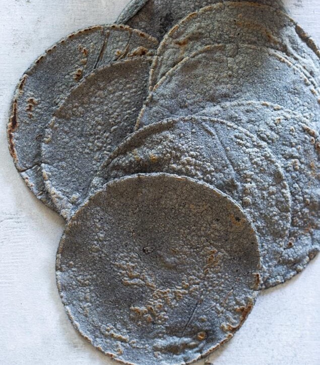Tortillas de maíz azul prensadas