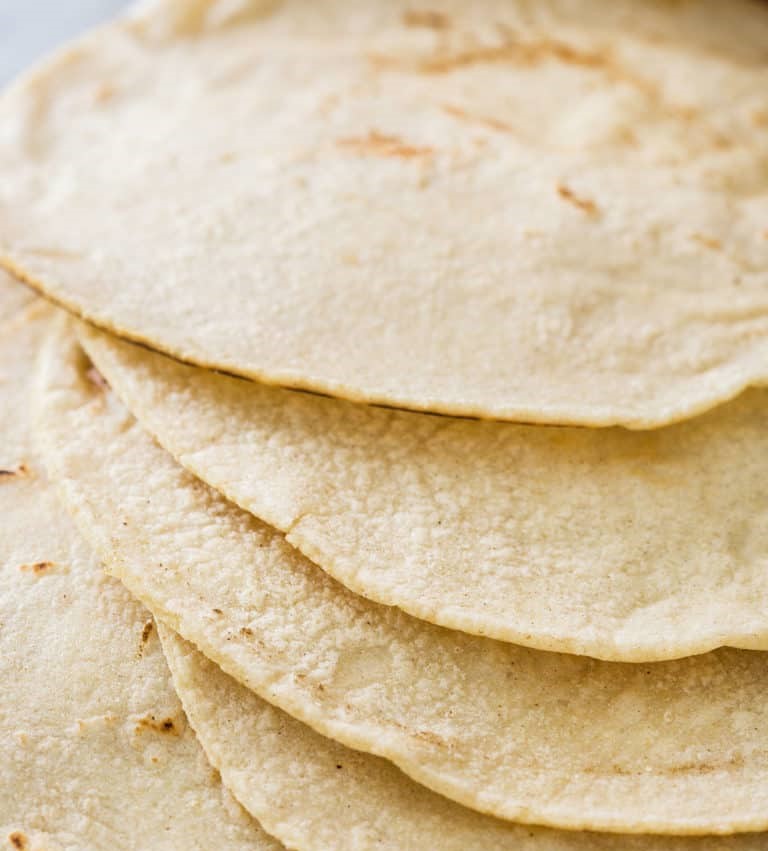 Tortillas de maíz blanco hechas a mano