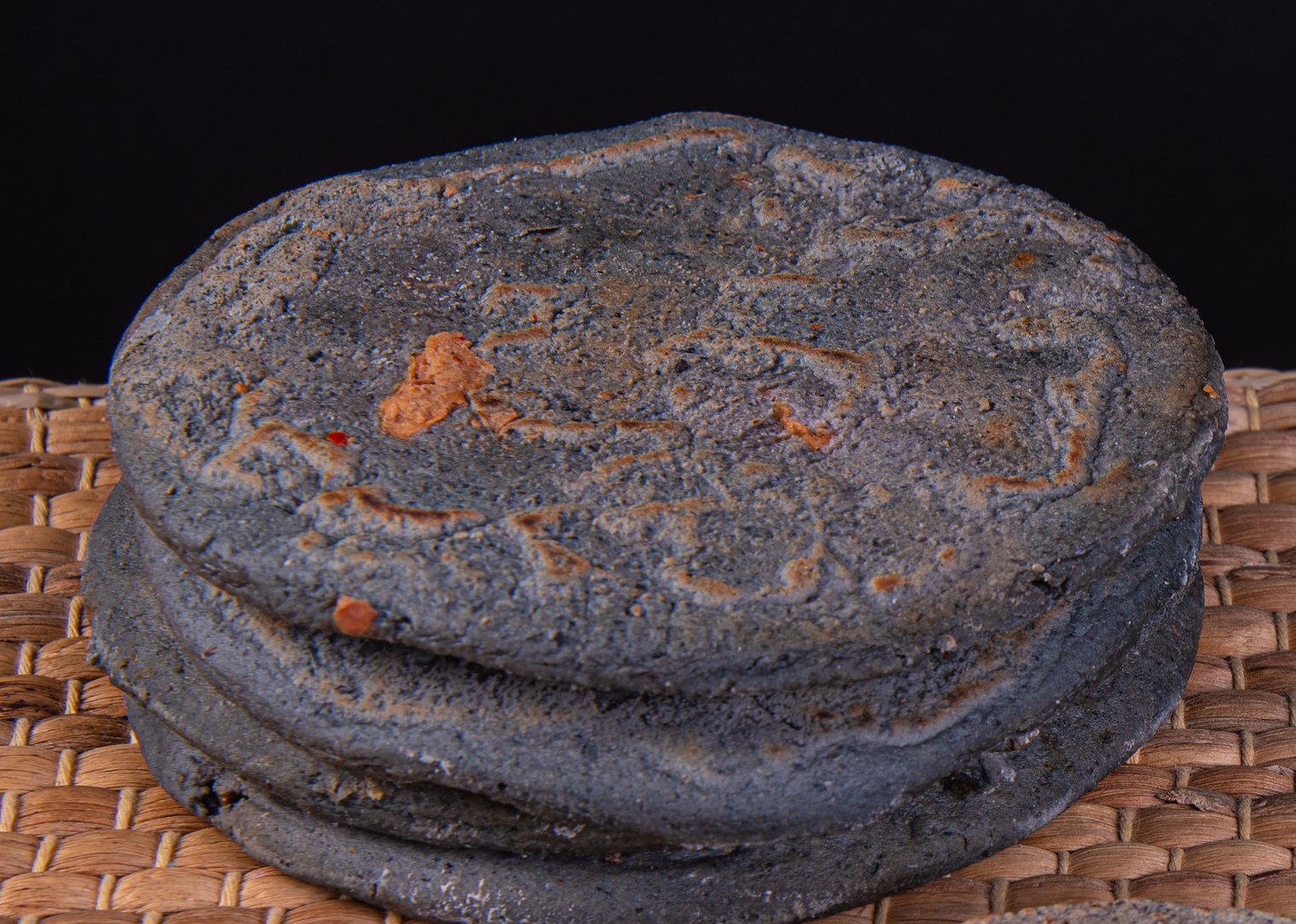 Gorditas de maíz azul rellenas de frijol