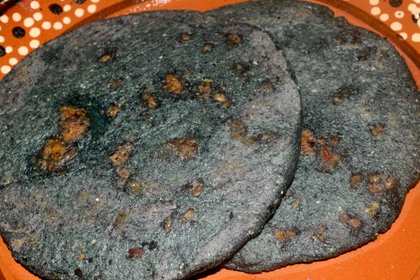 Gorditas de maíz azul rellenas de chicharron
