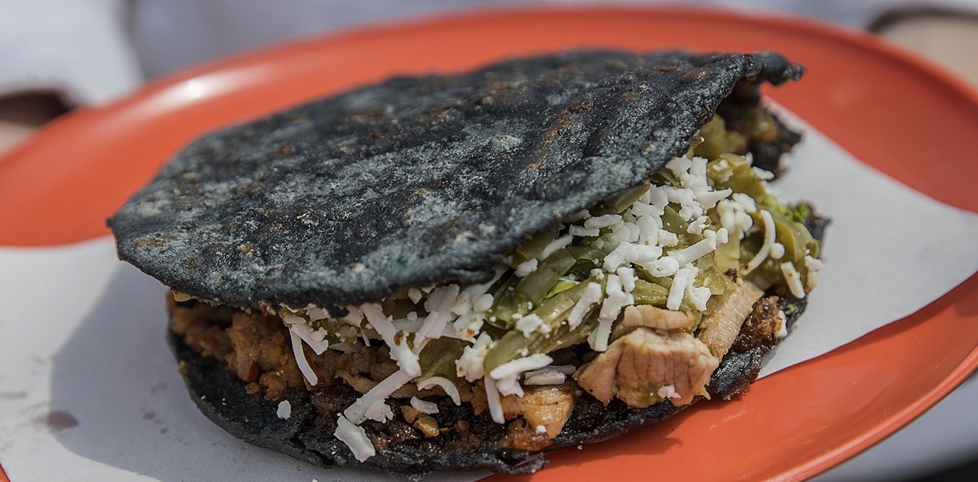 Gorditas de maíz azul rellenas de mole