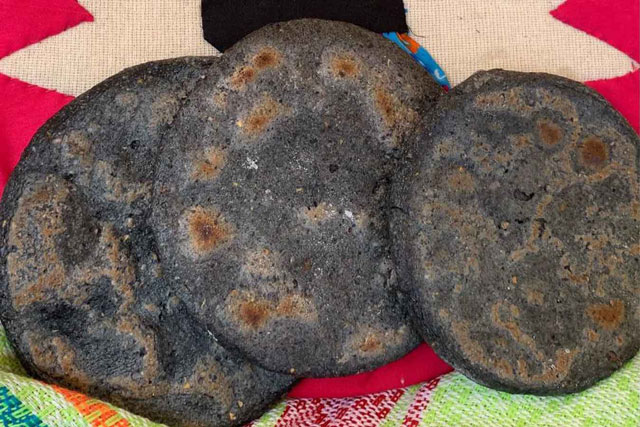 Gorditas de maíz azul rellenas de requeson