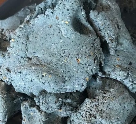 Masa nixtamalizada azul quebrada el medio